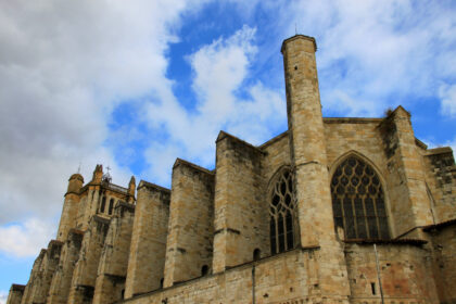 Un incendie a détruit le cloître de la cathédrale de Condom, ravageant des milliers d’ouvrages anciens et causant une perte patrimoniale majeure.