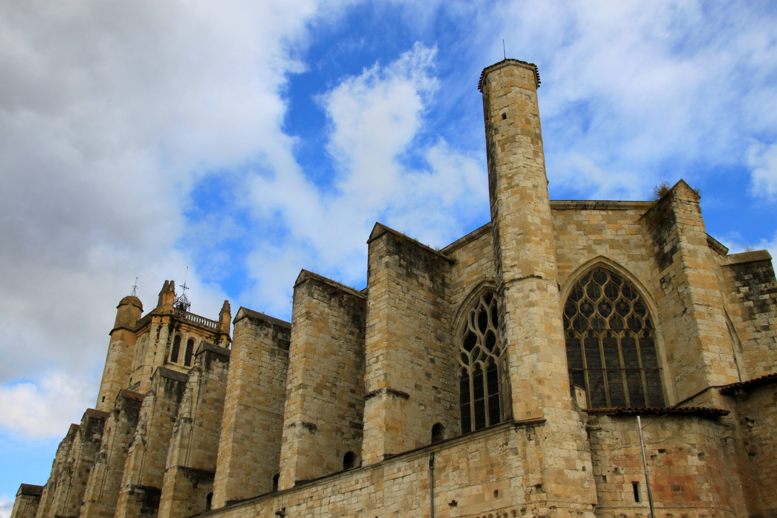 Un incendie a détruit le cloître de la cathédrale de Condom, ravageant des milliers d’ouvrages anciens et causant une perte patrimoniale majeure.