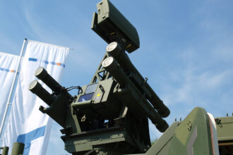 L’Allemagne lance un laser de combat naval développé par MBDA et Rheinmetall, testé en mer et opérationnel d’ici 2029. Une rupture technologique majeure.