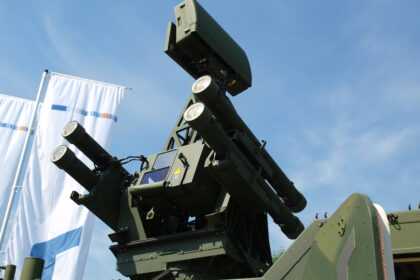 L’Allemagne lance un laser de combat naval développé par MBDA et Rheinmetall, testé en mer et opérationnel d’ici 2029. Une rupture technologique majeure.