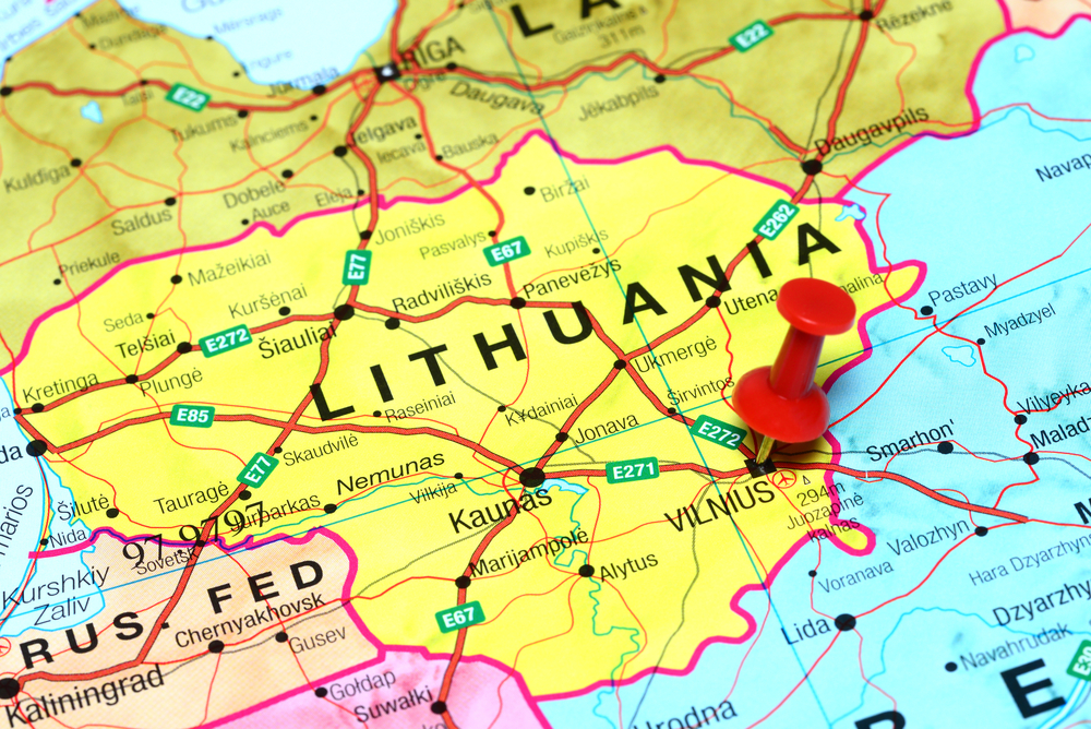 La Lituanie couvre une superficie de 65 300 km².
C’est l’un des trois États baltes, situé entre la Pologne, la Lettonie et la Biélorussie, avec un accès stratégique à la mer Baltique.La Lituanie compte environ 2,8 millions d’habitants en 2026.
Quelques éléments clés :
Population en légère baisse depuis plusieurs années.
Forte émigration vers l’Europe du Nord et l’Allemagne.
Population jeune et très qualifiée, moteur du secteur technologique.
Urbanisation élevée : Vilnius, Kaunas et Klaipėda concentrent l’activité économique.Capitale : Vilnius
Langue officielle : lituanien
Monnaie : euro
Croissance 2026 : supérieure à la moyenne de la zone euro
Secteurs clés : numérique, fintech, cybersécurité, logistique Baltique