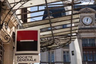 Face aux incendies, Société Générale se mobilise : enveloppe solidaire de 1M€, reports de crédits, avances de trésorerie et démarches d'assurance simplifiées.