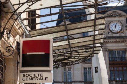 Face aux incendies, Société Générale se mobilise : enveloppe solidaire de 1M€, reports de crédits, avances de trésorerie et démarches d'assurance simplifiées.