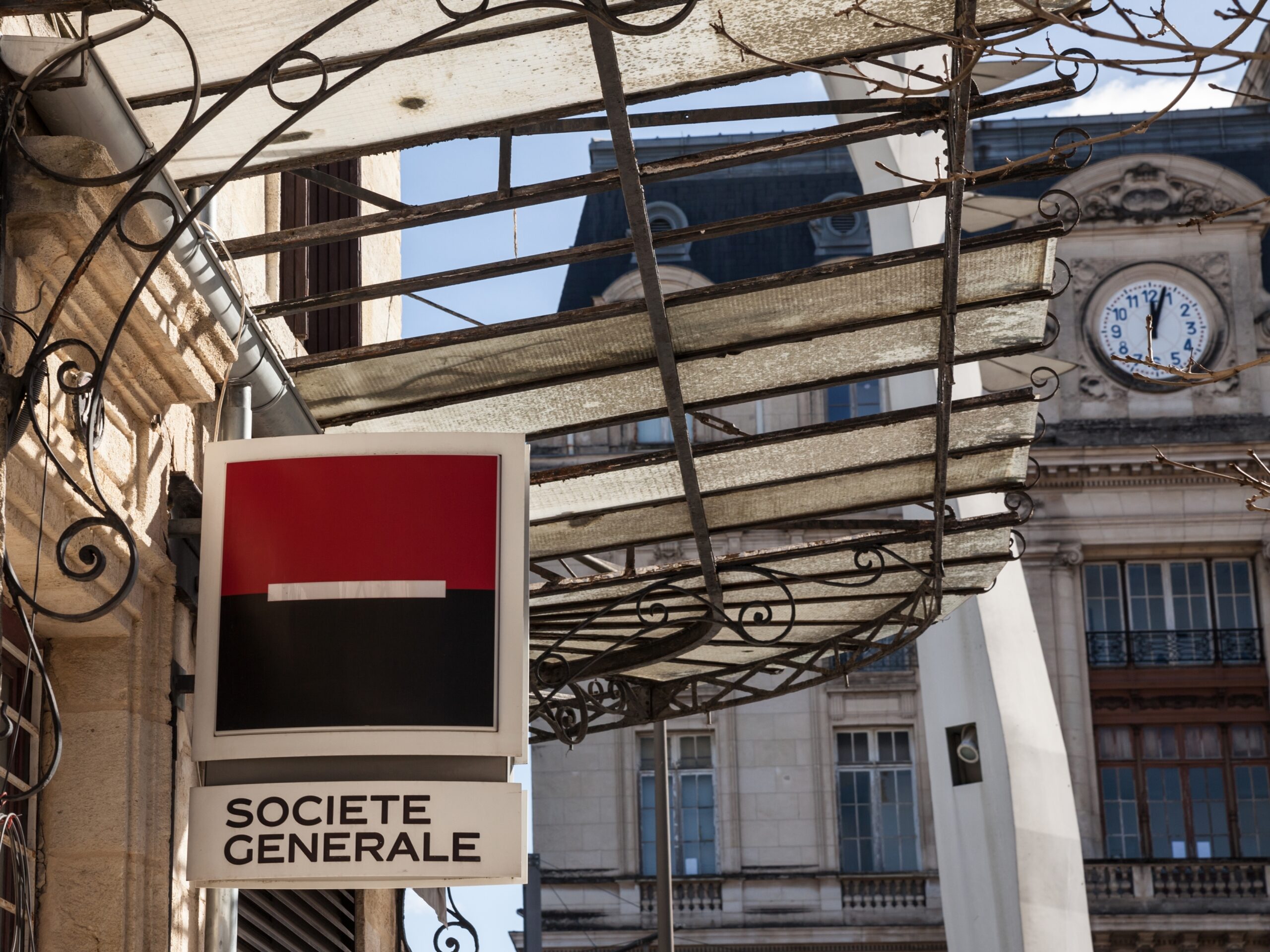 Face aux incendies, Société Générale se mobilise : enveloppe solidaire de 1M€, reports de crédits, avances de trésorerie et démarches d'assurance simplifiées.