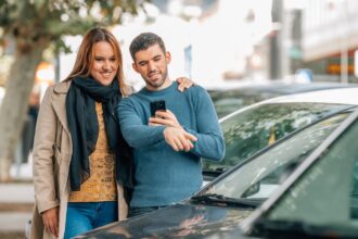 Graphique montrant la baisse des ventes de véhicules d’occasion en 2026 et la progression des motorisations électrifiées en France.