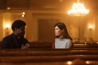 Comment réagir quand sa fille tombe amoureuse du prêtre ? Entre écoute, cadre religieux et dialogue, accompagner sans juger devient essentiel.