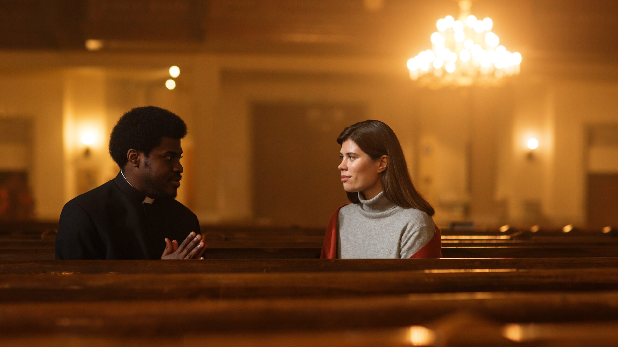 Comment réagir quand sa fille tombe amoureuse du prêtre ? Entre écoute, cadre religieux et dialogue, accompagner sans juger devient essentiel.
