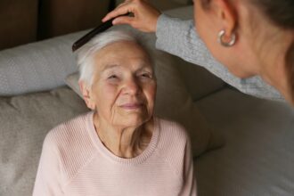 Face au vieillissement et aux maladies chroniques, découvrez comment la R&D pharma, la médecine à domicile et les dispositifs médicaux se réinventent.