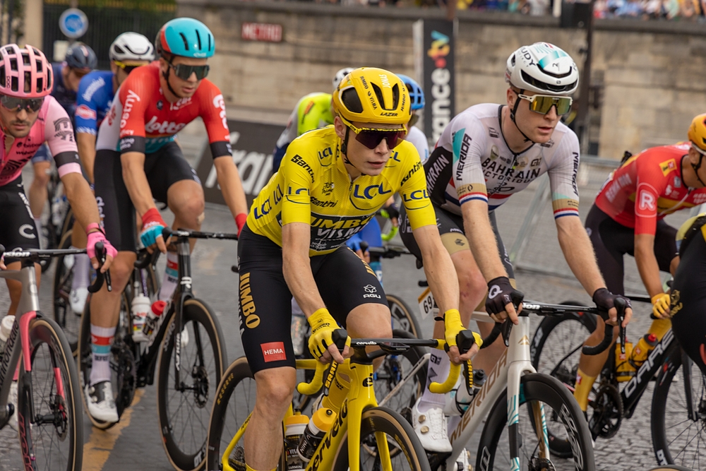 Jonas Vingegaard s’impose en solitaire sur Montjuïc et endosse le Maillot Jaune dès la première étape du Tour de France 2026.