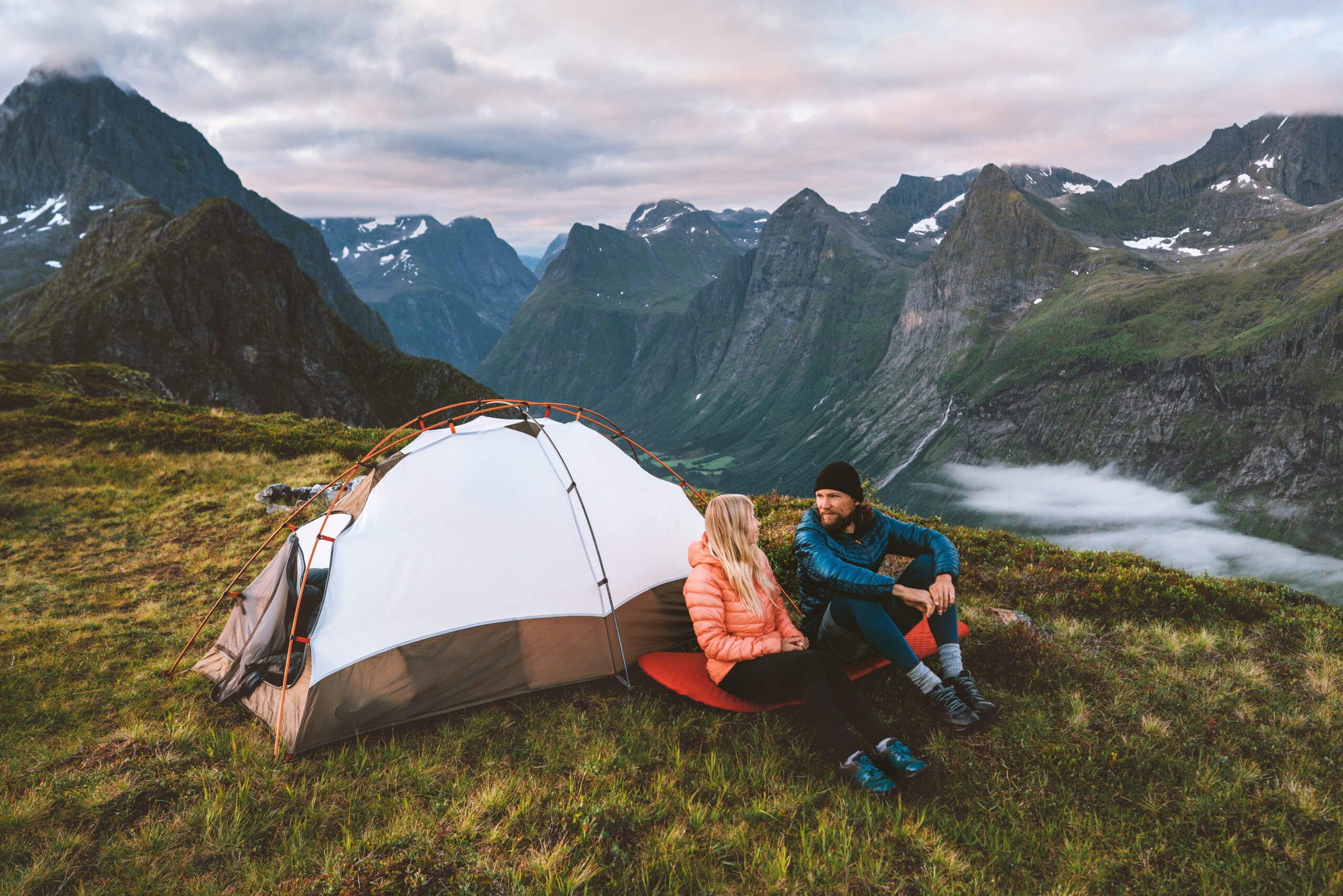 Le bivouac devient la grande tendance touristique de 2026, porté par l’envie de nature, de liberté et d’expériences authentiques en plein air.
