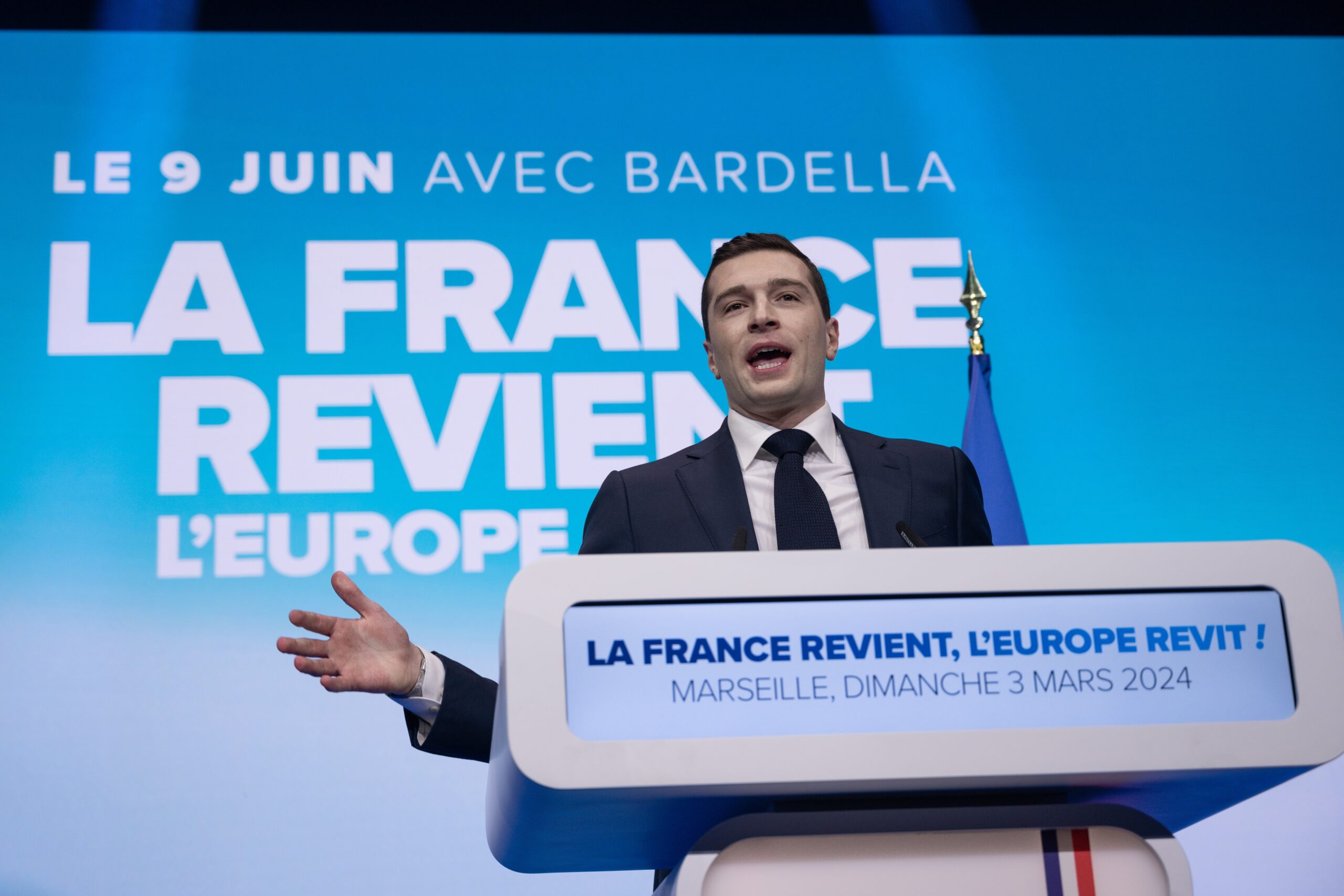 Analyse des risques politiques, médiatiques et stratégiques qui font de l’été un moment décisif pour Jordan Bardella. Pressions internes et externes au RN.