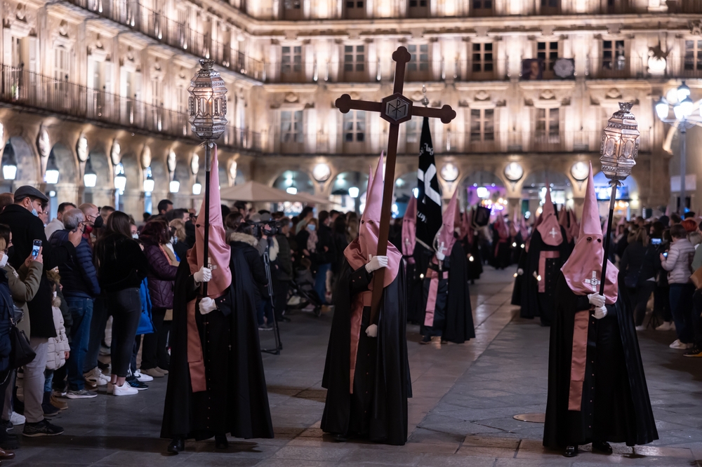 Les confréries françaises, héritières du Moyen Âge, renaissent aujourd’hui. Elles préservent des arts immémoriaux et transmettent un patrimoine vivant.