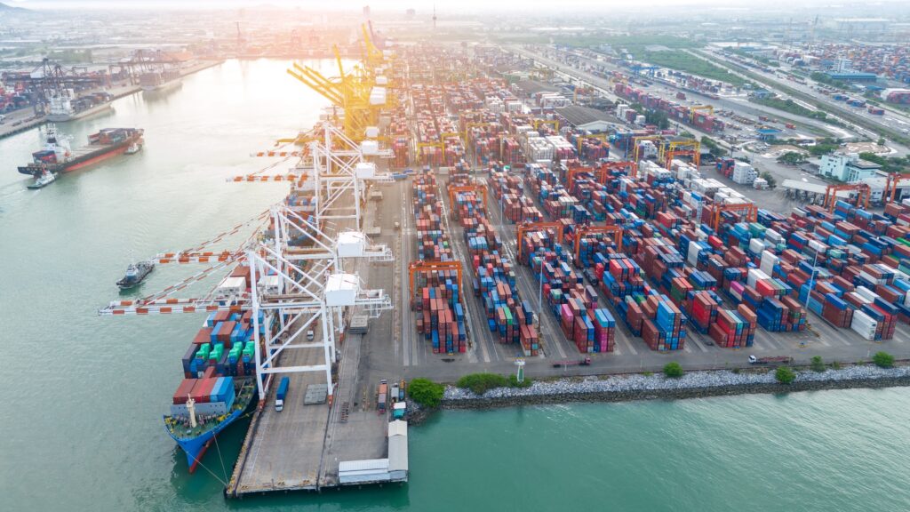 Le port de Shanghai est à la fois un port en eau profonde — par l'intermédiaire du port de Yangshan — et un port maritime. 