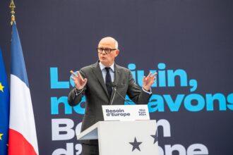 Édouard Philippe avance avec une dynamique singulière pour 2027, portée par son image de gestionnaire, son réseau territorial et une posture politique modérée.