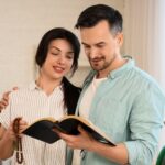 Fatigués des applis de rencontre, certains célibataires se tournent vers les Églises pour des relations plus authentiques. Une nouvelle tendance sociale émerge.