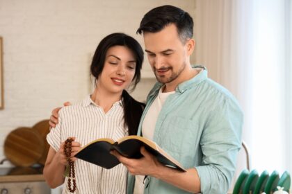 Fatigués des applis de rencontre, certains célibataires se tournent vers les Églises pour des relations plus authentiques. Une nouvelle tendance sociale émerge.