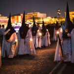 Les confréries françaises, héritières du Moyen Âge, renaissent aujourd’hui. Elles préservent des arts immémoriaux et transmettent un patrimoine vivant.