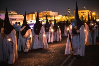 Les confréries françaises, héritières du Moyen Âge, renaissent aujourd’hui. Elles préservent des arts immémoriaux et transmettent un patrimoine vivant.