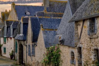 Découvrez Kerleboussi, un village secret de Bretagne sud. Un lieu calme, authentique et idéal pour les voyageurs en quête de nature.