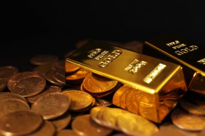 Mine d'or alimentée par des panneaux solaires et éoliennes pour réduire l'empreinte carbone
