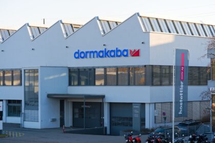Visuel illustrant le rachat de Style Group par dormakaba, leader européen des cloisons mobiles.