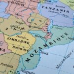 Vue d’un site gazier au Mozambique illustrant les investissements dans le GNL, symbole d’un secteur en expansion malgré une croissance économique faible.