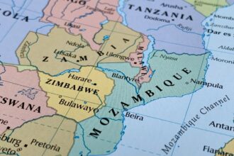 Vue d’un site gazier au Mozambique illustrant les investissements dans le GNL, symbole d’un secteur en expansion malgré une croissance économique faible.