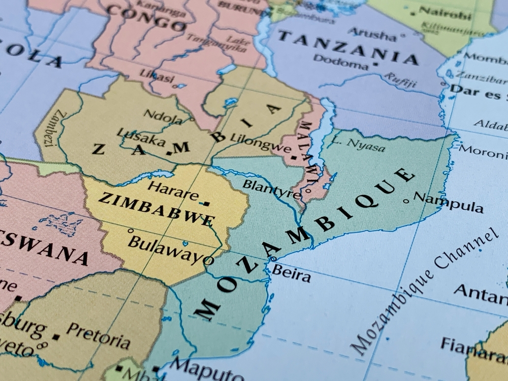 Vue d’un site gazier au Mozambique illustrant les investissements dans le GNL, symbole d’un secteur en expansion malgré une croissance économique faible.