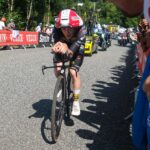 Jonas Vingegaard s’impose en solitaire sur Montjuïc et endosse le Maillot Jaune dès la première étape du Tour de France 2026.