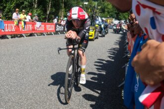 Jonas Vingegaard s’impose en solitaire sur Montjuïc et endosse le Maillot Jaune dès la première étape du Tour de France 2026.
