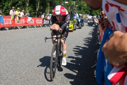 Jonas Vingegaard s’impose en solitaire sur Montjuïc et endosse le Maillot Jaune dès la première étape du Tour de France 2026.