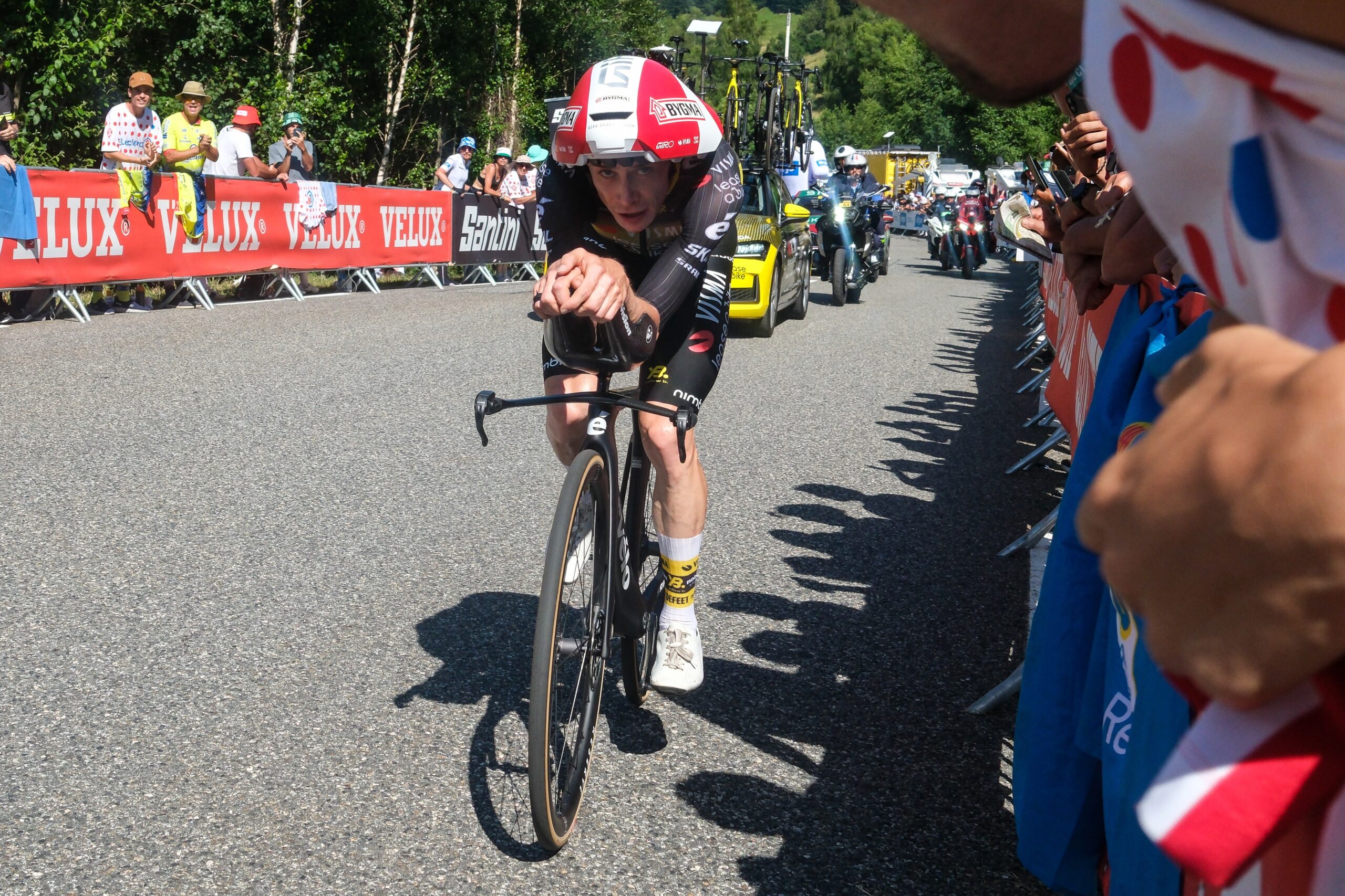Jonas Vingegaard s’impose en solitaire sur Montjuïc et endosse le Maillot Jaune dès la première étape du Tour de France 2026.