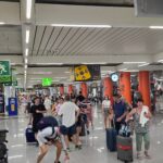 Touriste responsable se déplaçant à vélo pendant une canicule en Europe.