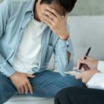 Le ballmaxxing, pratique extrême de modification corporelle via perfusions scrotales, inquiète médecins et spécialistes face aux risques graves pour la santé.