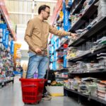 La seconde main et l’éco‑responsabilité deviennent la norme pour la rentrée 2026. Les familles privilégient des achats durables, économiques et responsables.