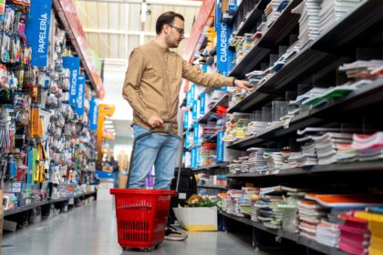 La seconde main et l’éco‑responsabilité deviennent la norme pour la rentrée 2026. Les familles privilégient des achats durables, économiques et responsables.