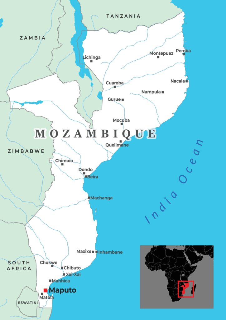 Le Mozambique couvre une superficie de 801 590 km², ce qui en fait l’un des plus grands pays d’Afrique australe.
Il s’étend le long de l’océan Indien sur plus de 2 400 km de côtes, un atout stratégique pour les projets énergétiques, notamment dans le GNL.Le pays compte environ 33 millions d’habitants en 2026.
La population est jeune : plus de 65 % des Mozambicains ont moins de 25 ans.Capitale : Maputo
Croissance démographique : ~2,5 % par an
Espérance de vie : ~62 ans
Urbanisation : environ 38 % de la population vit en ville
Langue officielle : portugais
