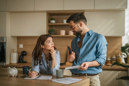 Pourquoi l’argent crée‑t‑il des tensions dans le couple ? Entre confiance, autonomie et partage, comprendre ce que l’argent représente devient essentiel.
