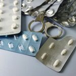 Les poisons, armes silencieuses et historiques, ont façonné les assassinats politiques et les stratégies des services secrets à travers le monde.