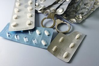 Les poisons, armes silencieuses et historiques, ont façonné les assassinats politiques et les stratégies des services secrets à travers le monde.