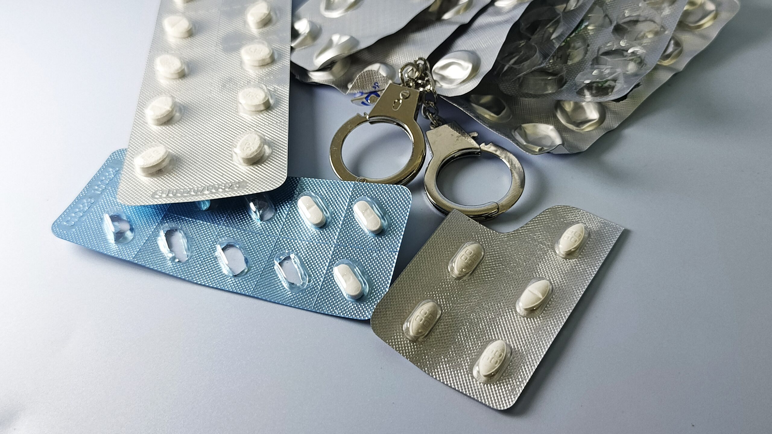 Les poisons, armes silencieuses et historiques, ont façonné les assassinats politiques et les stratégies des services secrets à travers le monde.