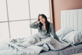 Comment gérer son désir quand on est célibataire ? Entre tension, solitude et introspection, trouver un équilibre devient essentiel pour le bien‑être.