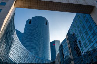 Fitch prévoit un net redressement des banques françaises en 2026 grâce à la reprise des marges et à la diversification des revenus.