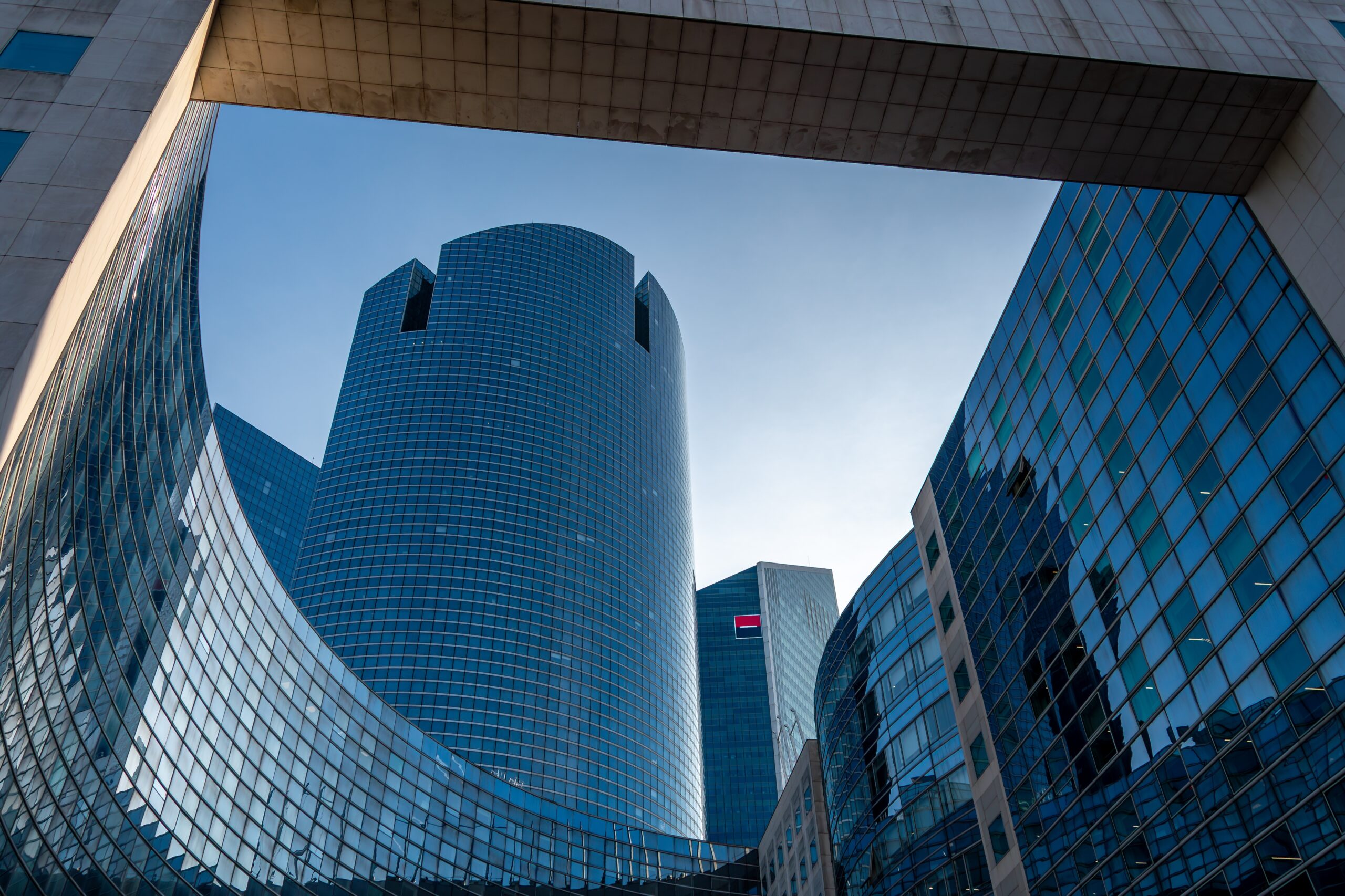 Fitch prévoit un net redressement des banques françaises en 2026 grâce à la reprise des marges et à la diversification des revenus.