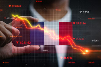 La France fait face à la fin de l’argent gratuit : inflation, taux en hausse et coût de la dette qui explose. Un mur budgétaire désormais impossible à ignorer.
