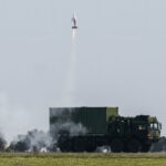 Rheinmetall ouvre un centre d'excellence au Royaume-Uni dédié à l'autonomie terrestre et au kit IA PATH. Analyse d'un partenariat clé pour l'OTAN.