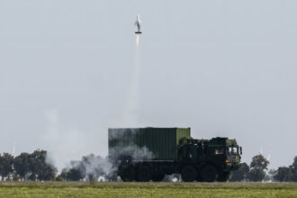 Rheinmetall ouvre un centre d'excellence au Royaume-Uni dédié à l'autonomie terrestre et au kit IA PATH. Analyse d'un partenariat clé pour l'OTAN.