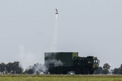 Rheinmetall ouvre un centre d'excellence au Royaume-Uni dédié à l'autonomie terrestre et au kit IA PATH. Analyse d'un partenariat clé pour l'OTAN.