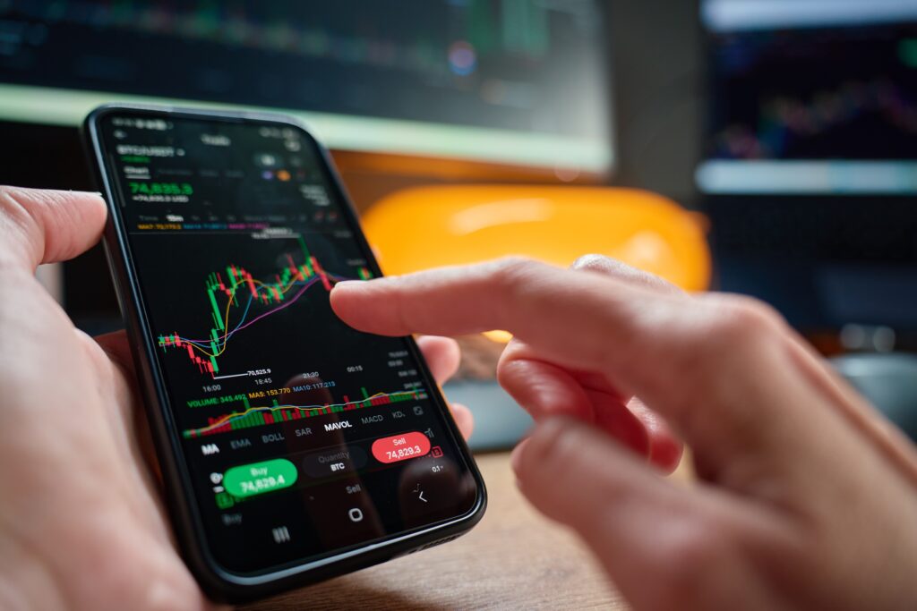 L’AMF met en garde contre les finfluencers et les contenus financiers diffusés sur TikTok et Instagram, qui exposent les jeunes investisseurs à des risques élevés et à des pertes importantes