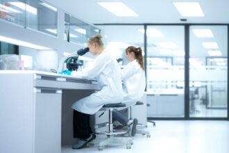 Peer review : l’opacité éditoriale menace la légitimité scientifique